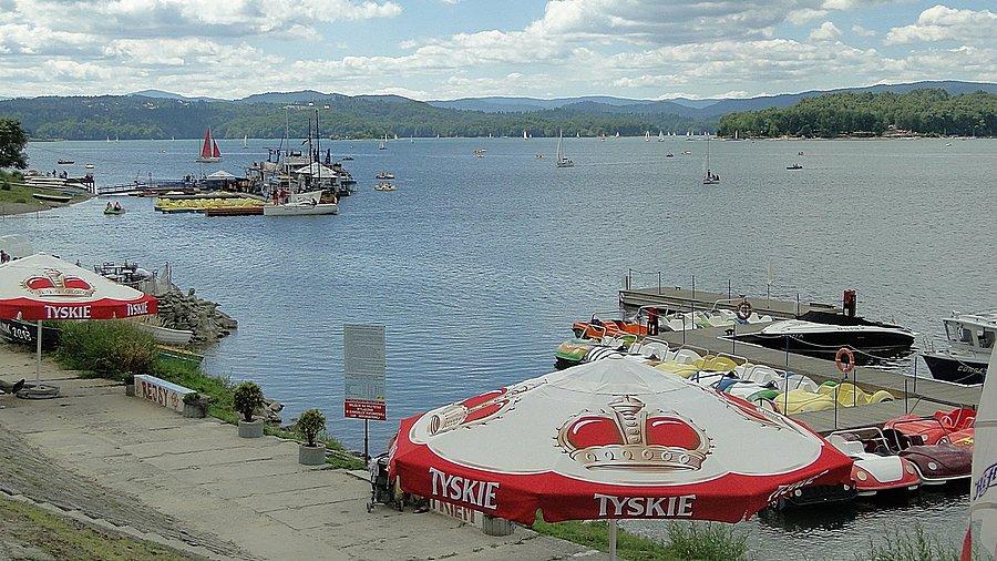 Wszędzie są parasole, knajpki i karuzele