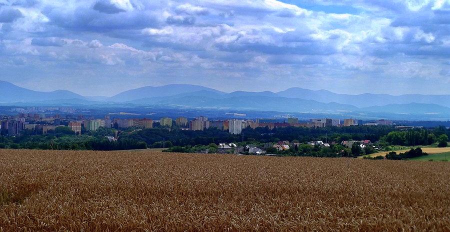 Widoki z okolic Dehylova, w dole Poruba a dalej Beskidy