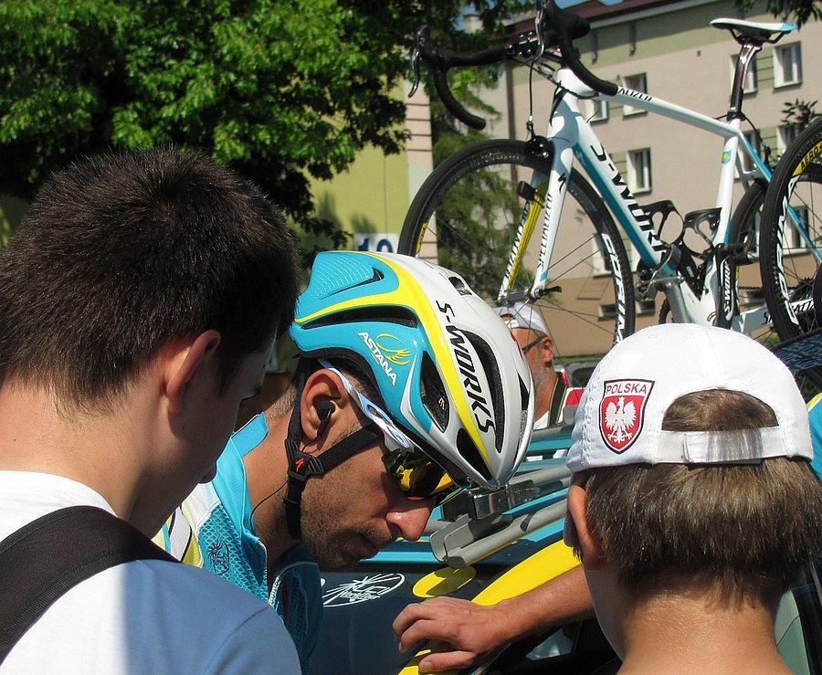 Nibali złapany przez fanów