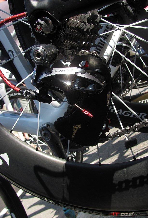 Cancellara uses mechanic Dura-Ace group, with carbon panel on the rear derailleur drive train, for aero efect