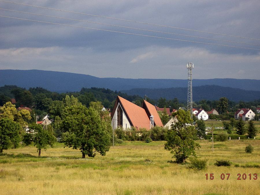 Futurystyczny kościół w spokojnym, jeleniogórskim przysiółku Czarne