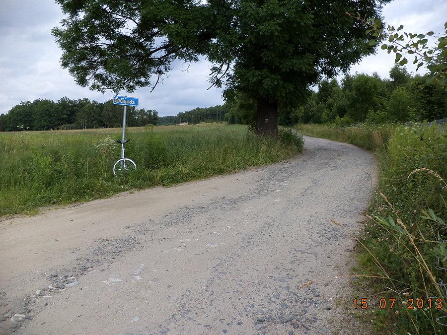 Ulica bez domów, bez nawierzchni i poza miejscowościami (J.G. Cieplice - Staniszów), ale za to już z nazwą :)