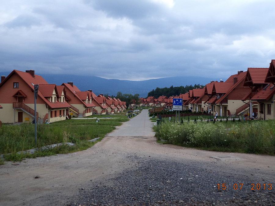 Osiedle "niczyje" (na wschód od Cieplic), za to z widokami