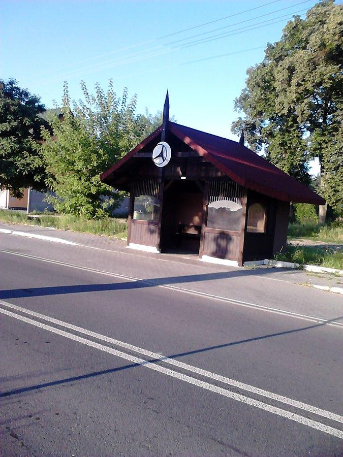 Ciekawa wiata na przystanku PKS w Otłoczynie