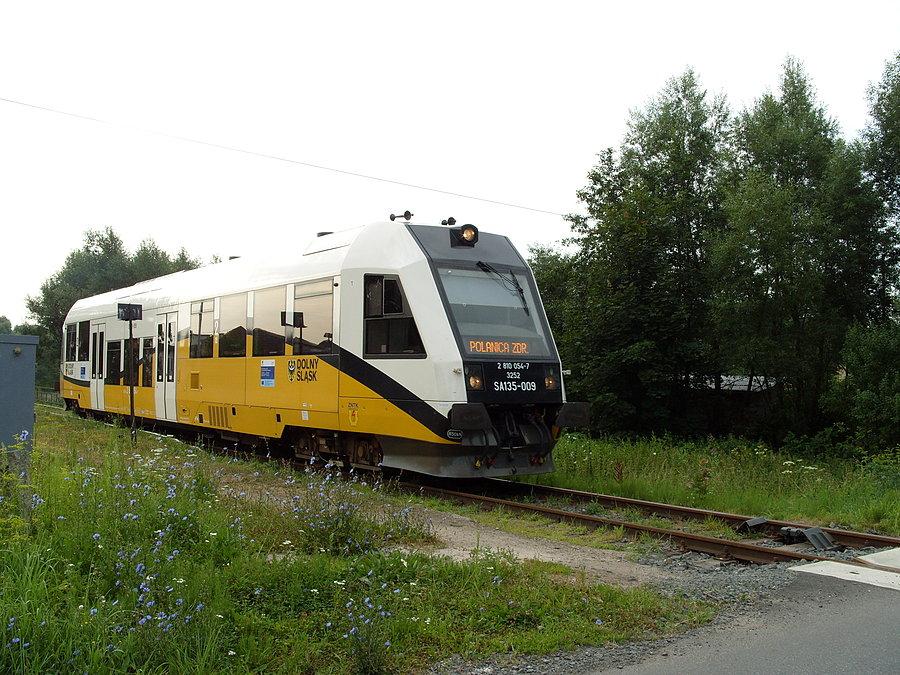 O poranku między ulicą Korczaka a Zagórzem przepuszczam super ekspres Kłodzko Polanica, oj taki mam gest ;)