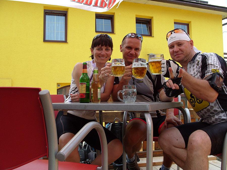 I dojeżdżamy do hotelu, przed wjazdem na ścieżki mały doping, po oranżadzie