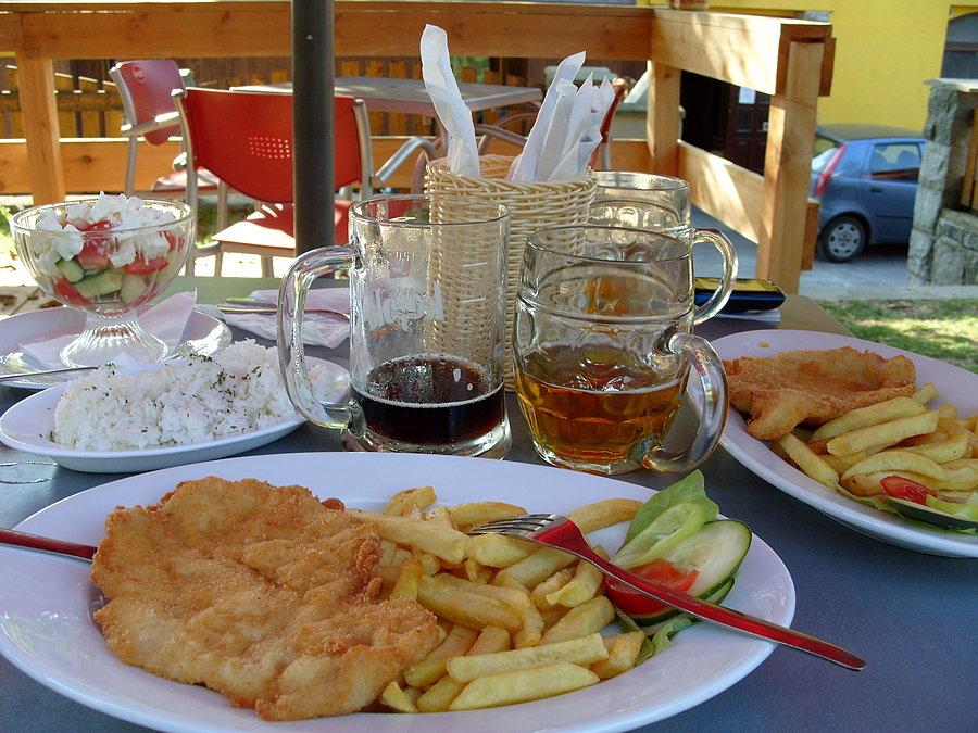 Powrót do zaprzyjaźnionego hotelu na należny smaczny obiadek i oranżadę przy pięknych opowieściach o prawie minionym dniu