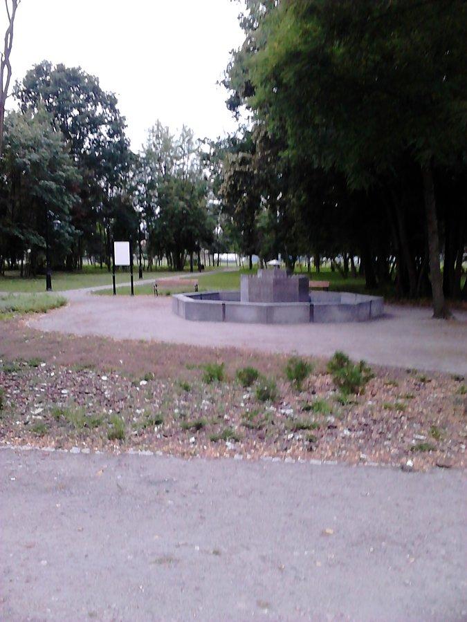 Ten betonowy bunkier to fontanna, która w dzień jest włączona a wieczorem podświetlana