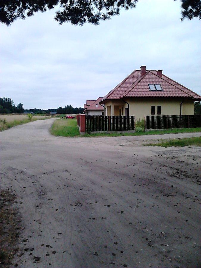 W Ciechocinku na obrzeżach drogi mają zwykle szutrową nawierznię