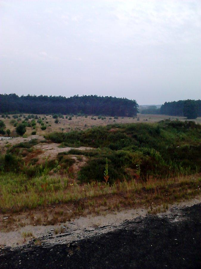Droga biegnie górą. Widok z autostrady