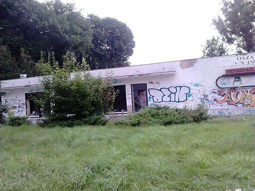 Niszczejący budynek dawnej kawiarni w palmiarni