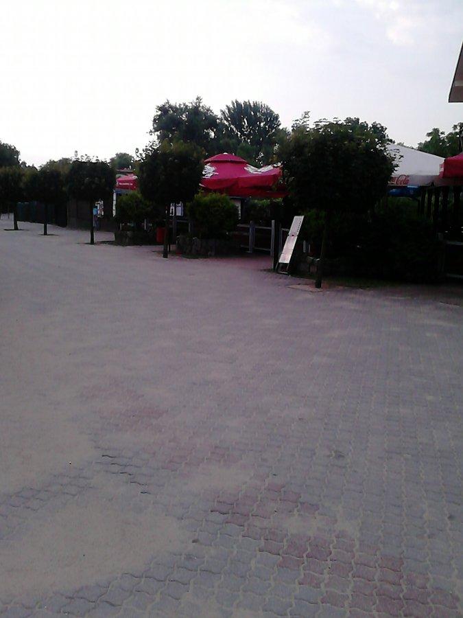 Na deptaku przy tężniach podobnie