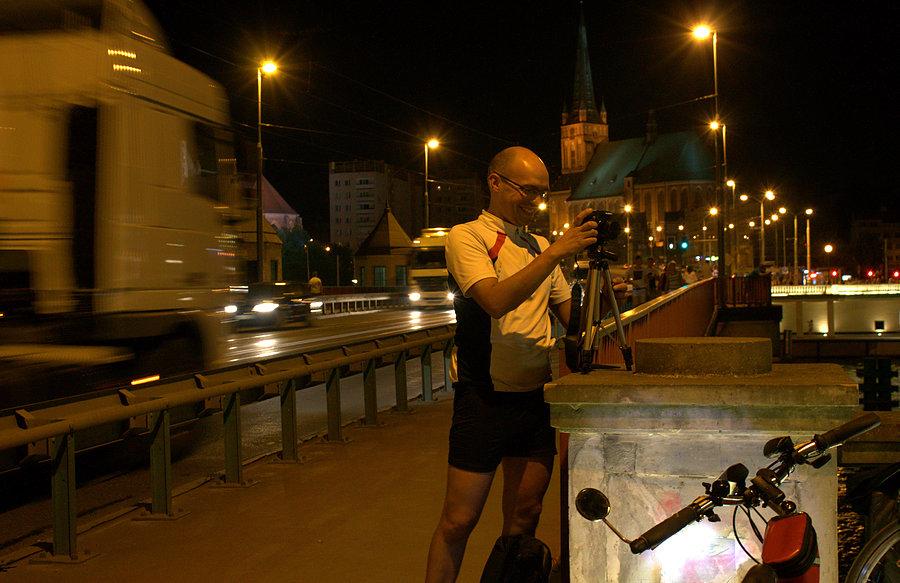 Michał na Moście Długim z radością wszystko fotografuje :)
