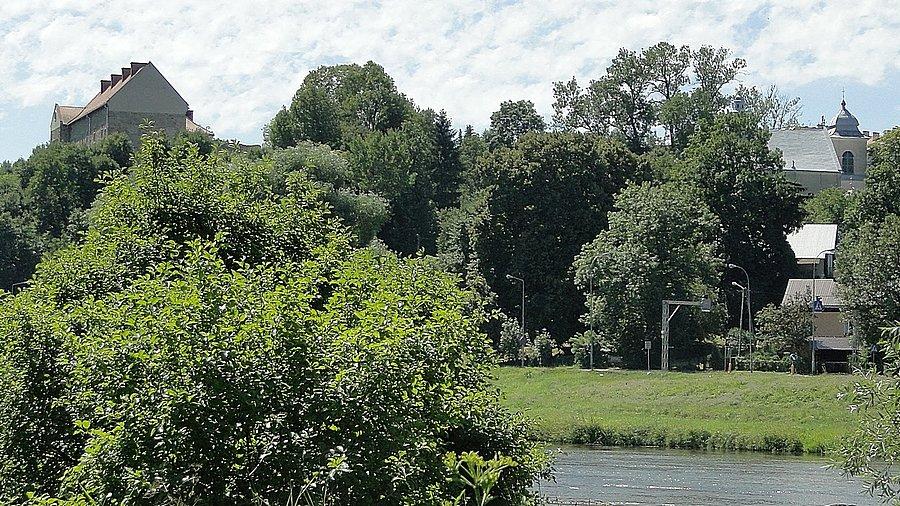 Widok na zamek z drugiej strony Sanu