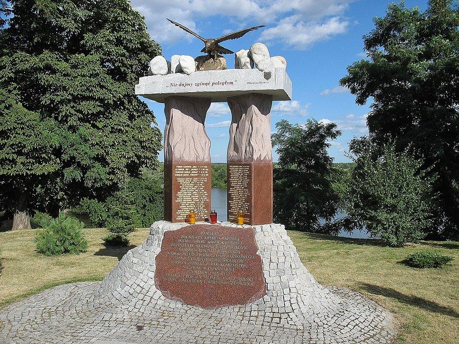 Wyszków - pomnik przy moście nad Bugiem