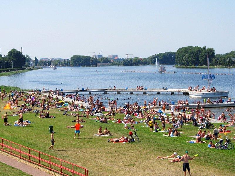 Tłum plażowiczów nad Jeziorem Maltańskim w Poznaniu