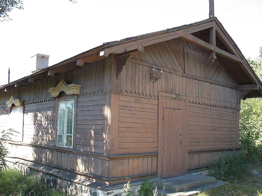 Mostówka - zabytkowa poczekalnia