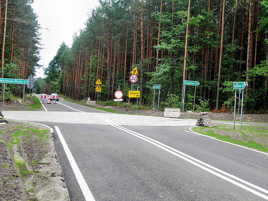Małe rondo na drodze Dobieszczyn - Nowe Warpno, na wysokości Myśliborza Wielkiego