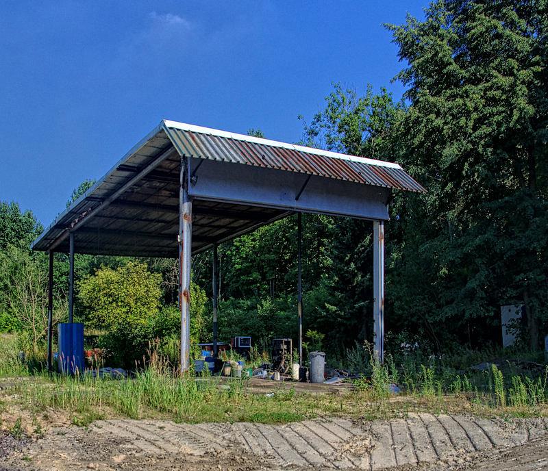 Pozostałości stacji benzynowej
