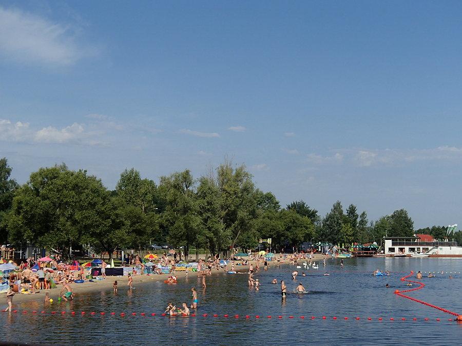 Tłum ludzi nad Zegrzem