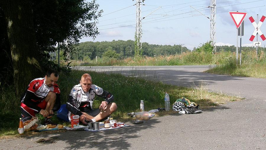 Przy torach kolejowych pora na śniadanie, najwazniejszy posiłek