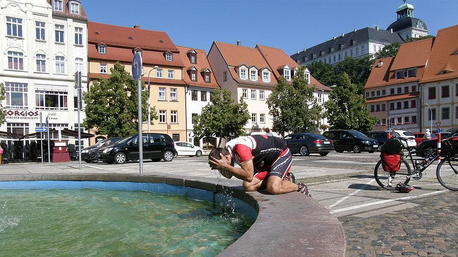 Powoli robi się upalnie. Przerwa przy fontannie w ładnym miasteczku Weissenfels