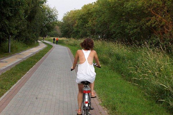 Ścieżka a na niej rowerzystka