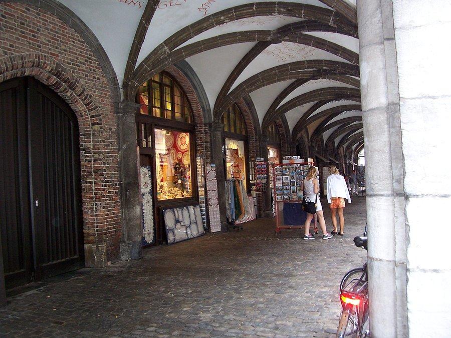 Na rynku (Grote Markt) – hale targowe