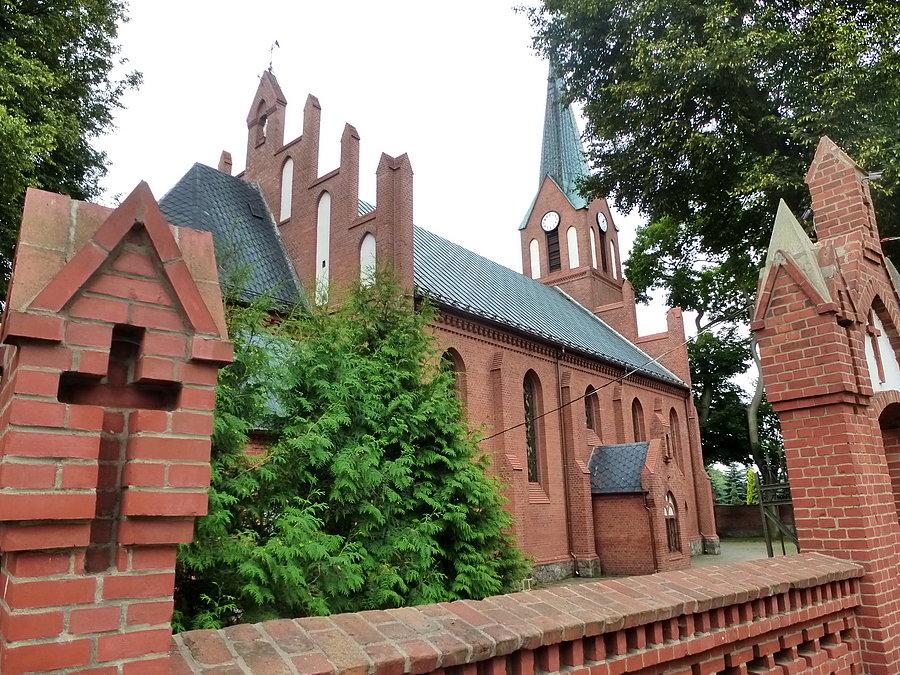 Debrzno. kościół pw. Najświętszej Maryi Panny zbudowany z cegły z wieżą pochodzi z 1895 roku
