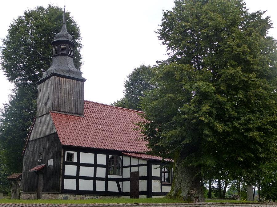 Olszanowo Szachulcowy kościół z pocz. XVII w. Wzniesiony został około 1600 roku, jako świątynia ewangelicka. Od 1947 roku jest kościołem katolickim pw. Świętego Franciszka z Asyżu