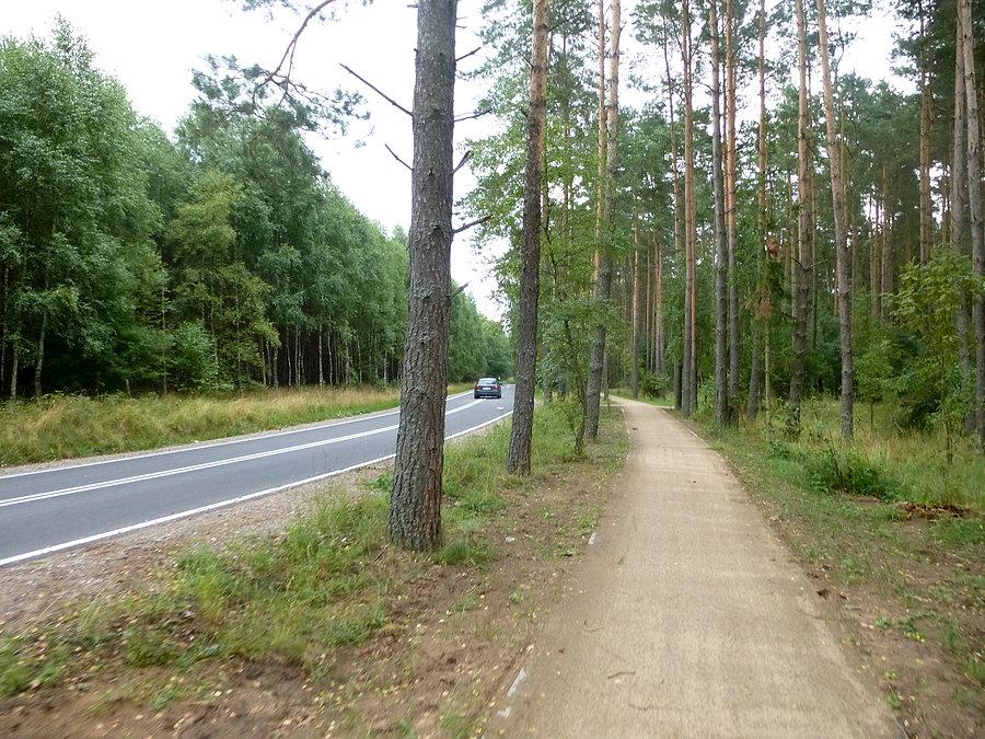 Na asfalcie miejscowi trąbią:)