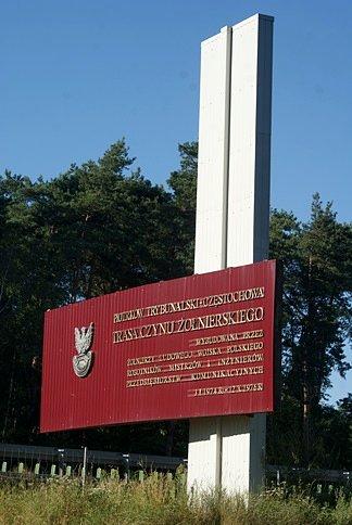 Pomnik przy trasie zwanej Gierkówką, dzisiaj już S8