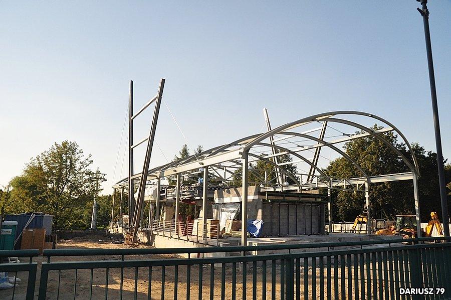 Park Śląski trwa budowa nowej kolejki linowej