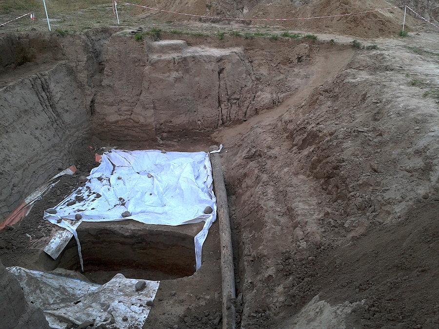 Taką dziurkę wykopali studenci archeologi w Weklicach pod moją nieobecność