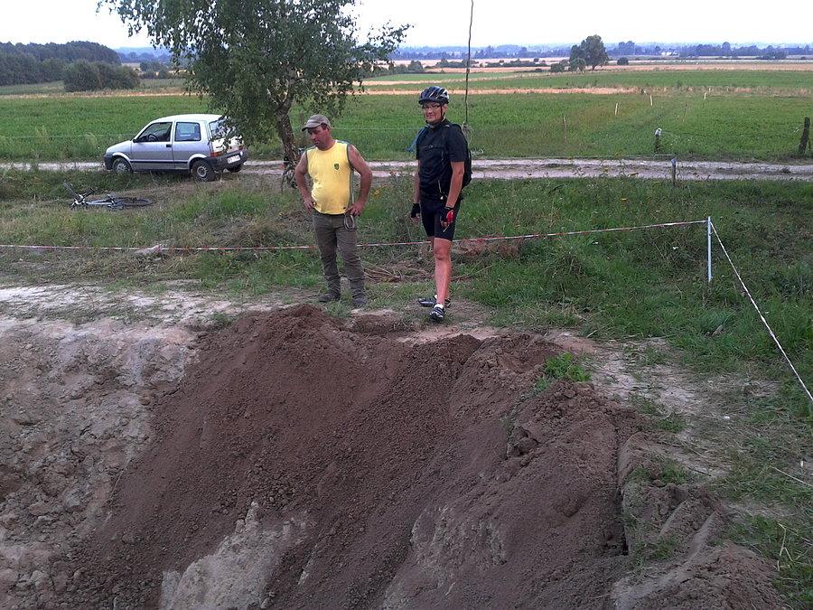 ZADLO z miejscowym strazakiem nad wykopem archeologicznym