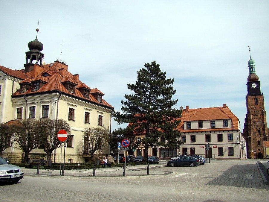 Rynek w Rudnej. Fragment ratusza