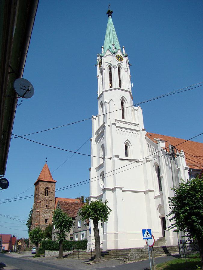 Kościół poewangelicki w Gaworzycach z końca XVIII w. z dobudowaną w XIX w. strzelistą wieżą. Obecnie parafialny rzymsko-katolicki