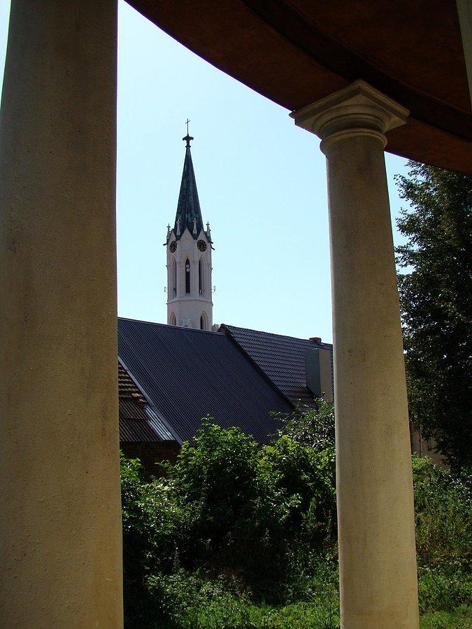 Gaworzyce. Widok na wieżę kościoła parafialnego od strony Mauzoleum
