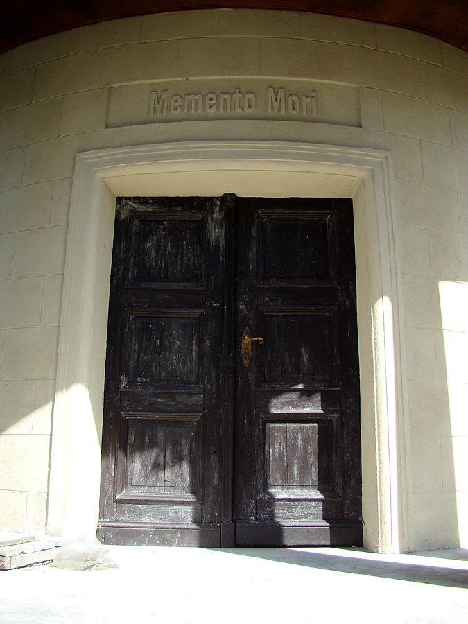 "Memento Mori" - inskrypcja nad wejściem do Mauzoleum w Gaworzycach