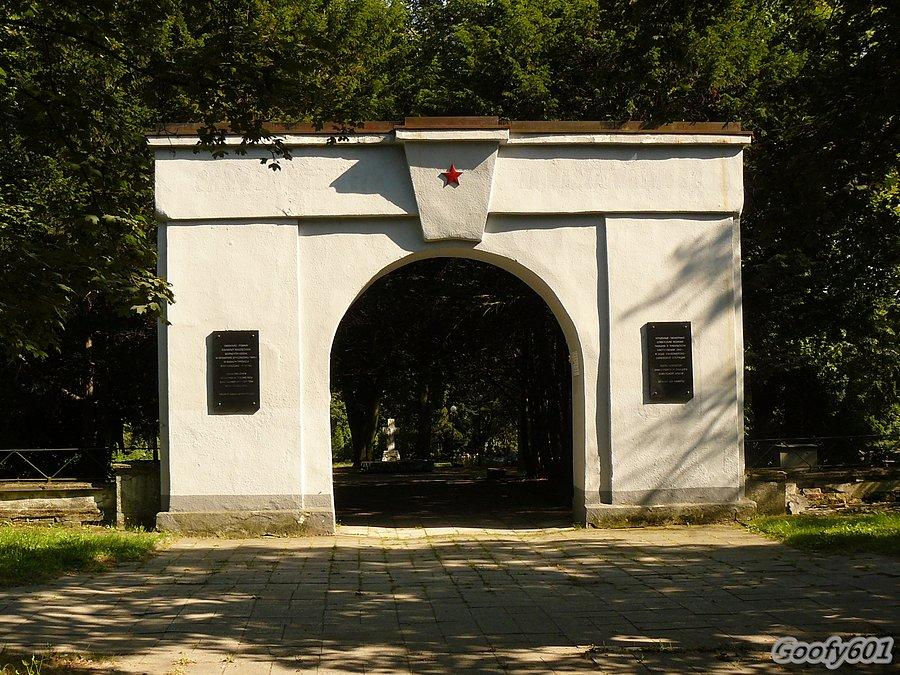 Brama Cmentarza Żołnierzy Radzieckich w Gliwicach