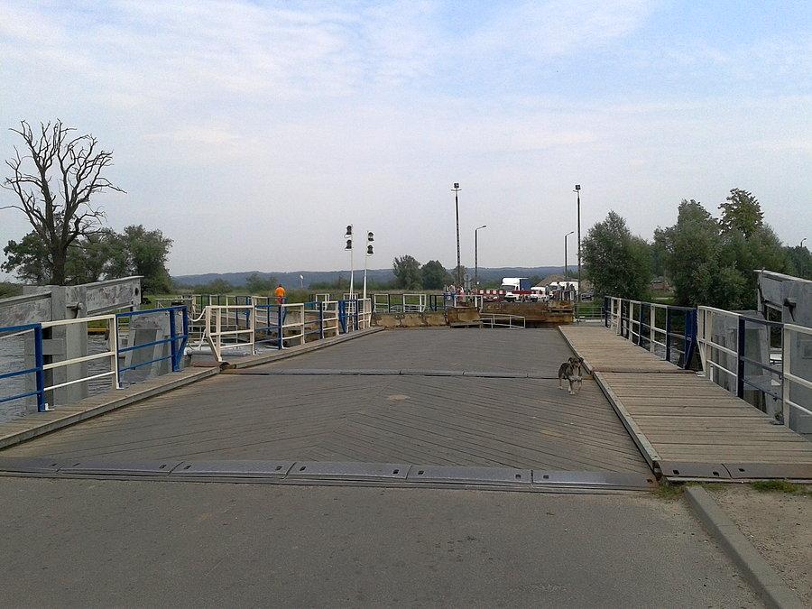 Obrotowy most w Nowakowie na rzece Elbląg