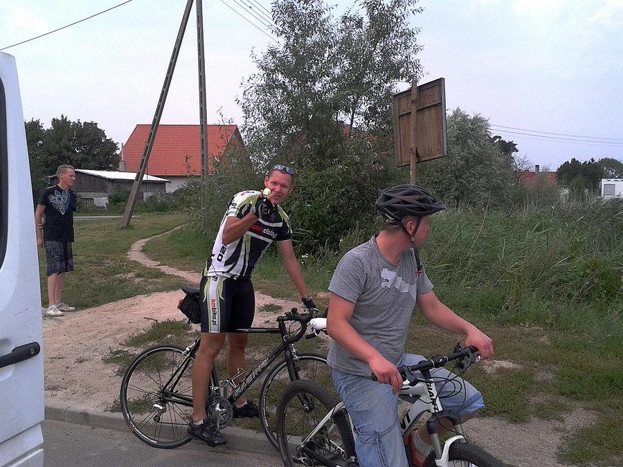 Bartek przed mostem w Nowakowie