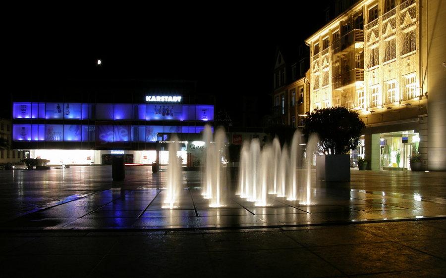 Centrum Fuldy. Podziwiamy nocne fontanny