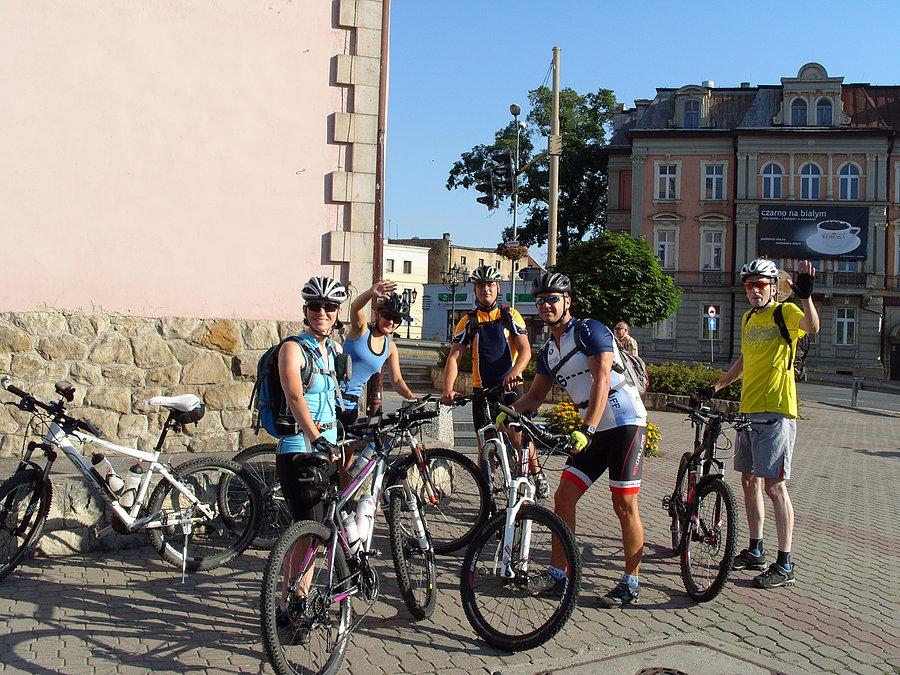 Zlot o poranku tylko ubrani, Ci to toples siedzą po krzaczorach w górach czekając na dołączenie do ekipy