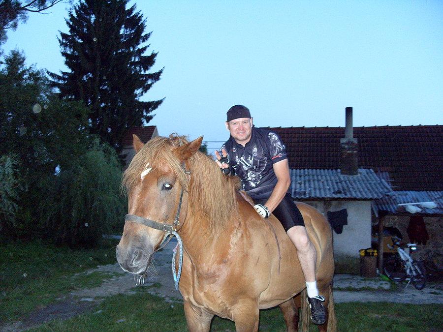 I wreszcie zgłaszając się w umówione miejsce dosiadam jako cowboy Ognistą Błyskawicę i cisnę na zawody rodeo. O przebiegu i finale zawodów w następnym numerze zwariowanego Feniksa ;))