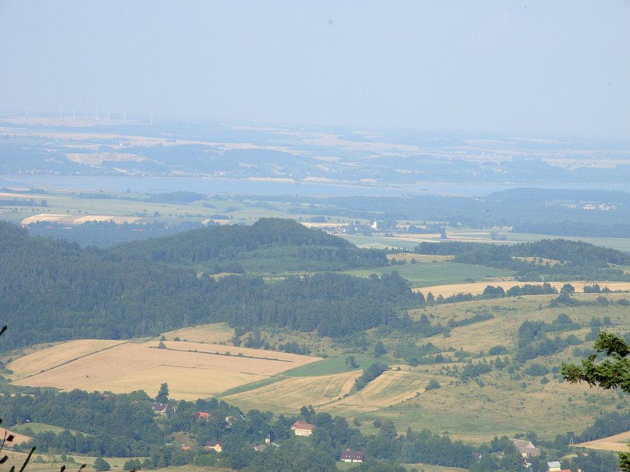 Widok z czerwonego szlaku na zalew Pilce i Kamieniec