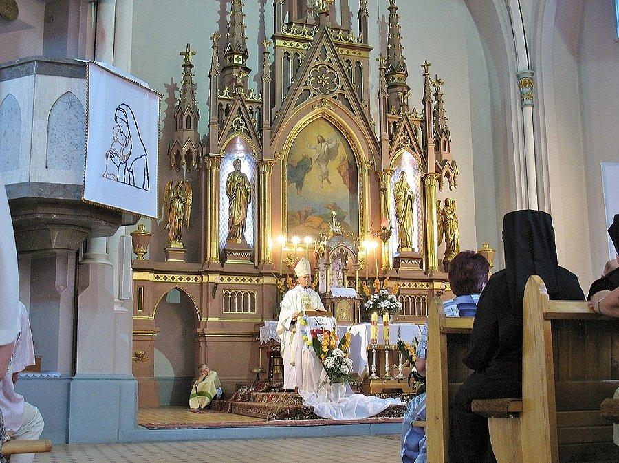 Kamieńczyk - mszę św. celebrował bp Marek Solarczyk, ministrant chyba nie czaił bazy