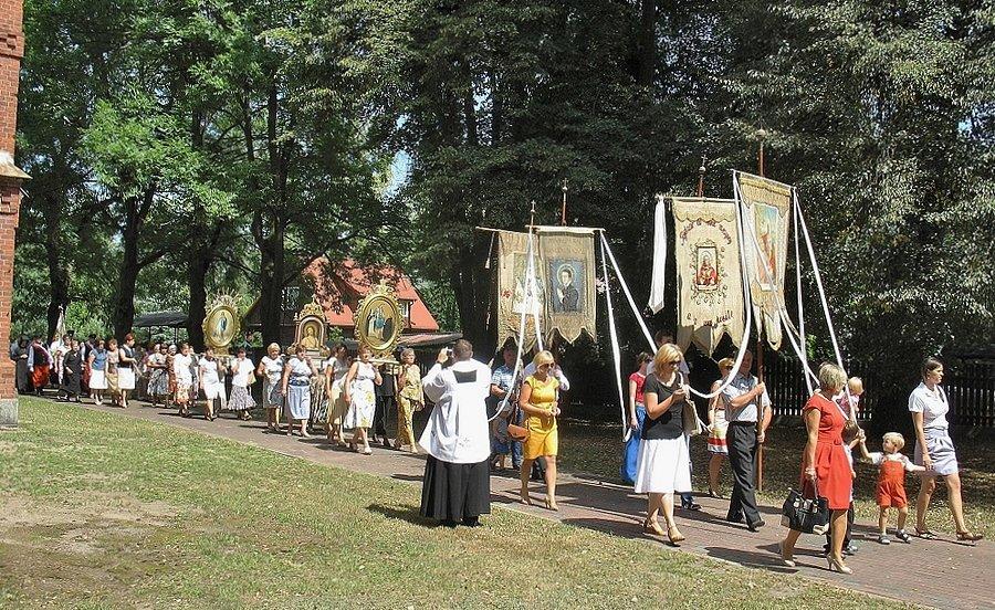Uroczysta procesja wokół kościoła w Kamieńczyku