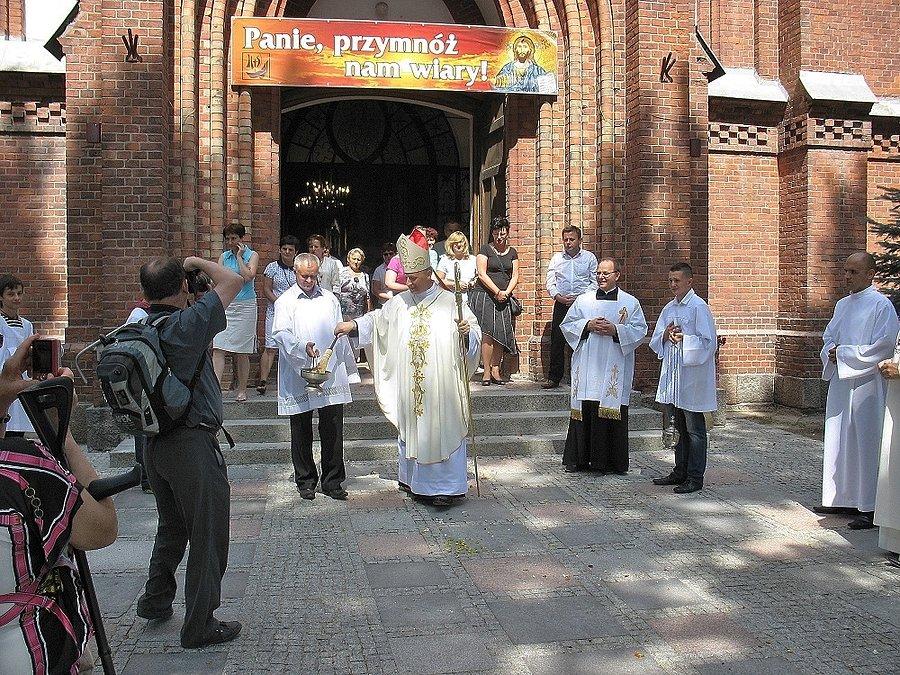 Biskup poświęca wejście do kościoła w Kamieńczyku