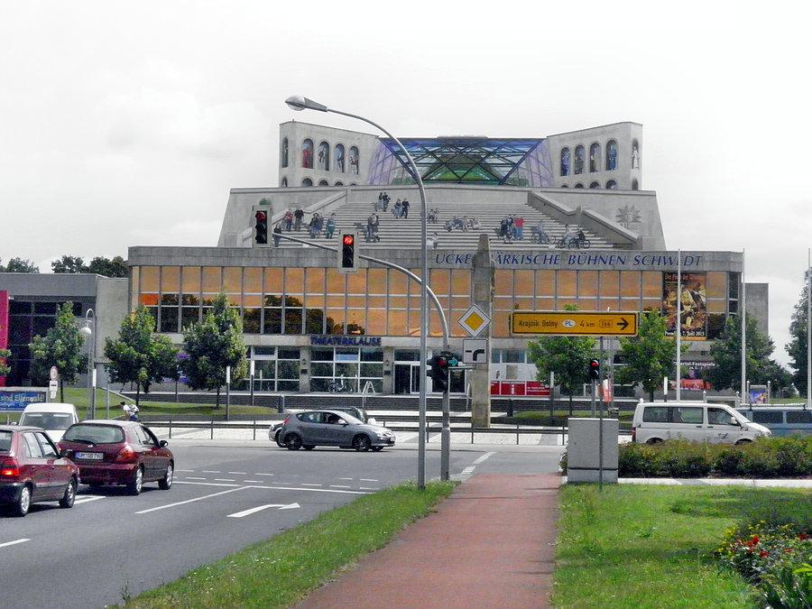 Ciekawy obiekt architektoniczny w Schwedt, czy to teatr ?